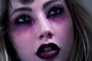 Во время перерыва в задней комнате её дразнят снова и снова над Агаем, и к тому времени, как её смена закончится, она станет такой возбуждённ