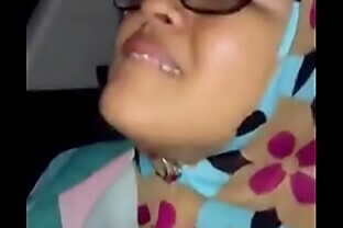 'Awek melayu tudung kena jolok dengan B dalam kereta very tight pussy'